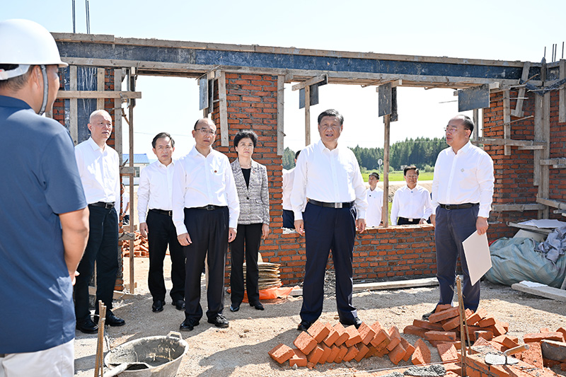 9月6日至8日,中共中央总书记、国家主席、中央军委主席习近平在黑龙江考察。这是7日上午,习近平在遭受洪涝灾害的哈尔滨尚志市老街基乡龙王庙村,察看水毁房屋重建情况。